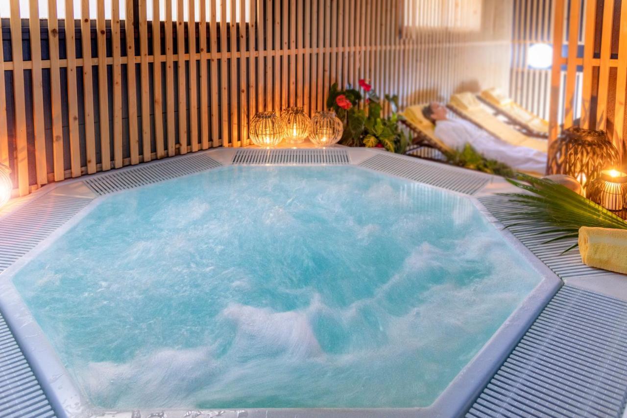 Monica Hotel Кембрилс Екстериор снимка