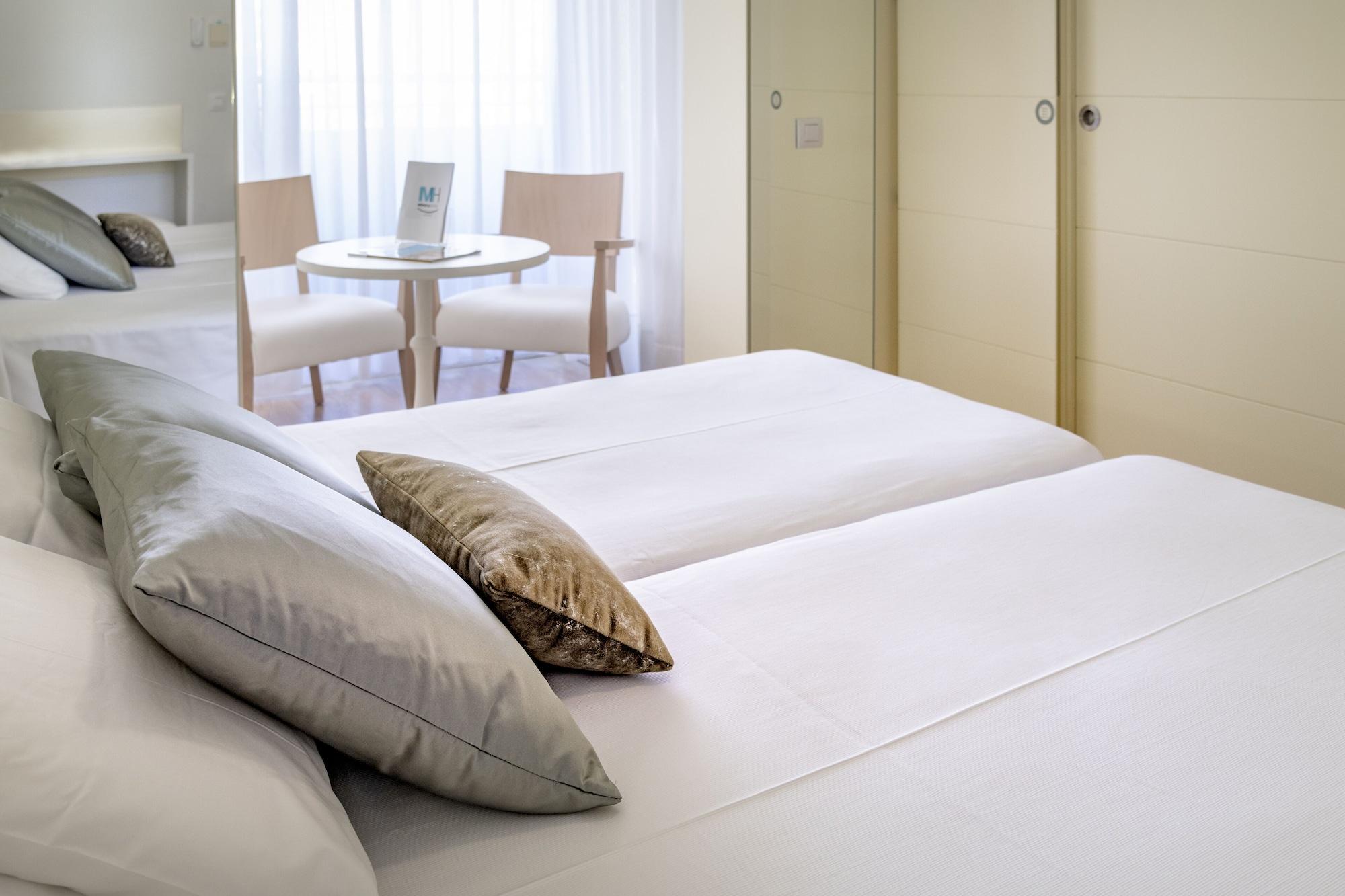 Monica Hotel Кембрилс Екстериор снимка