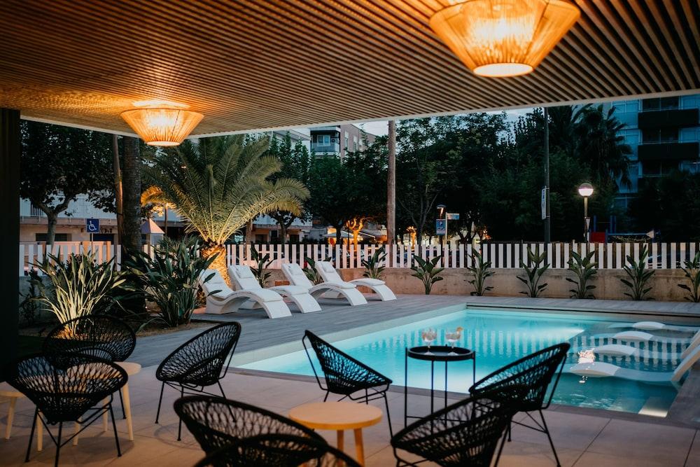 Monica Hotel Кембрилс Екстериор снимка