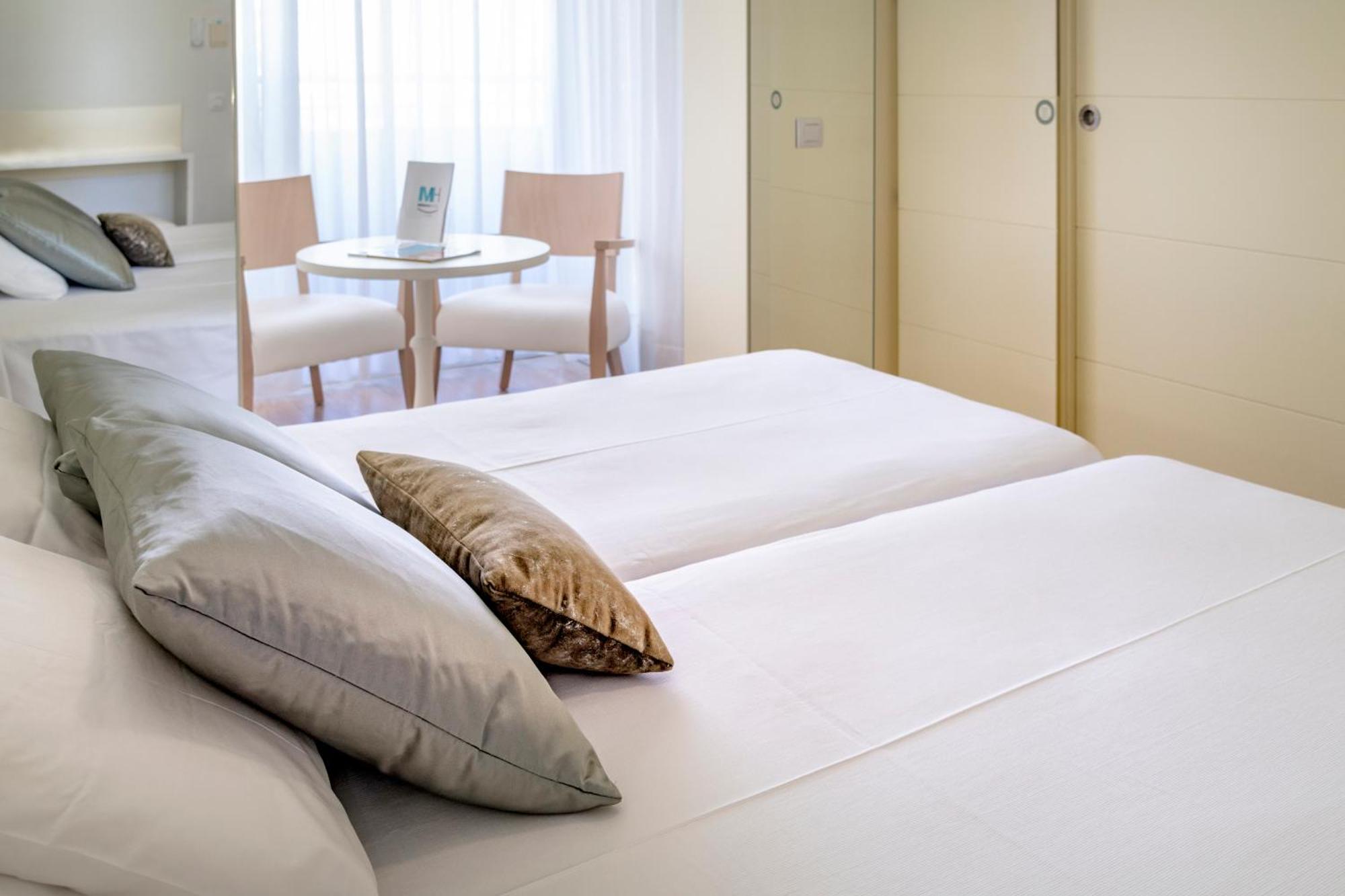 Monica Hotel Кембрилс Екстериор снимка