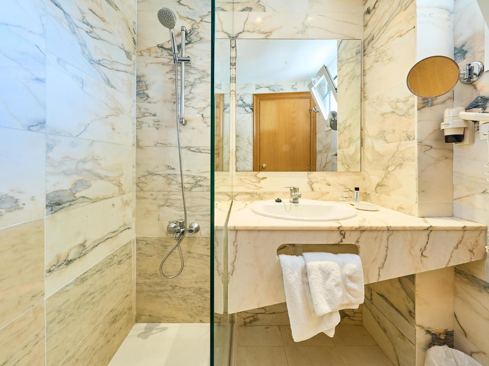 Monica Hotel Кембрилс Екстериор снимка