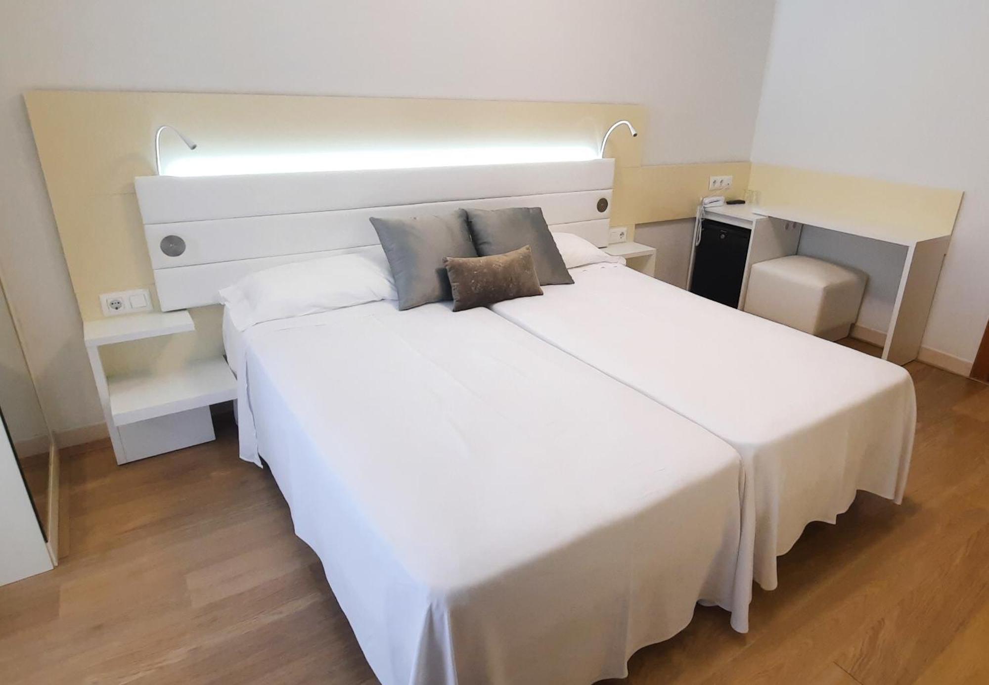 Monica Hotel Кембрилс Стая снимка